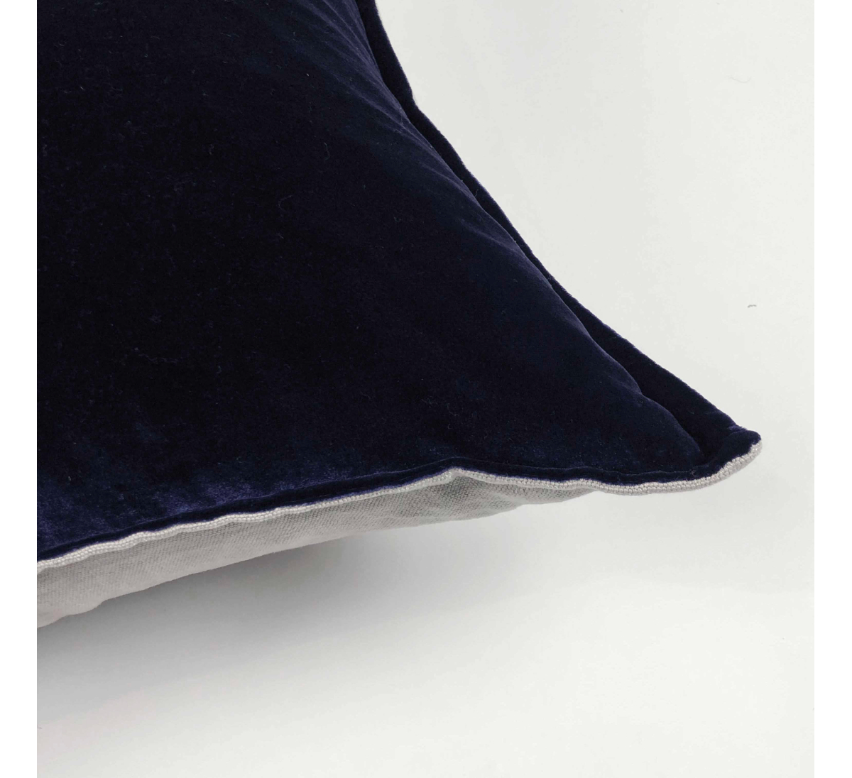 Подушка SILK VELVET Navy De Le Cuona, стоимость 29 700 руб.  Фотография 1